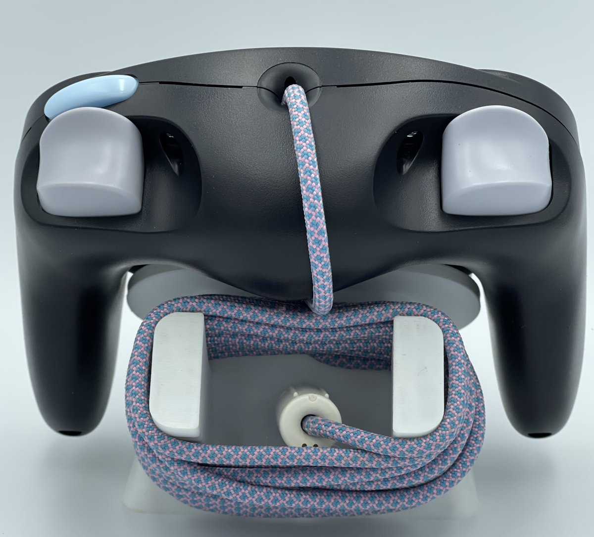 ~ tactile dpad 
~ phob 2.0.5 .29 code  
~ OEM tactile z button  
~ detachable 3M paracord 
~ resin bald buttons (abxyz) 
~ custom spring / lubed triggers  

215 shipped