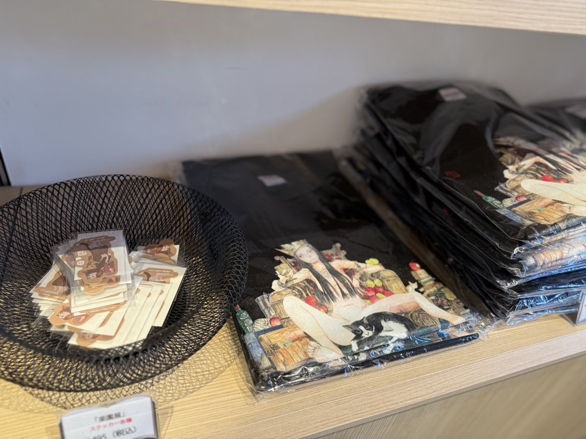 「 #楽園展 東京凱旋展」 開催中！！

【グッズ情報＆コラボカフェMENU紹介】
「#鶴田謙二」 直筆サイン入りB4キャラファイングラフ￥33,000(税込み) ※こちらは受注商品となります。
【書籍】
・ポム・プリゾニエール ¥1,320
・空は世界のひとつ屋根 ¥1,540
・モモ艦長の秘密基地 ¥1,320
【グッズ】