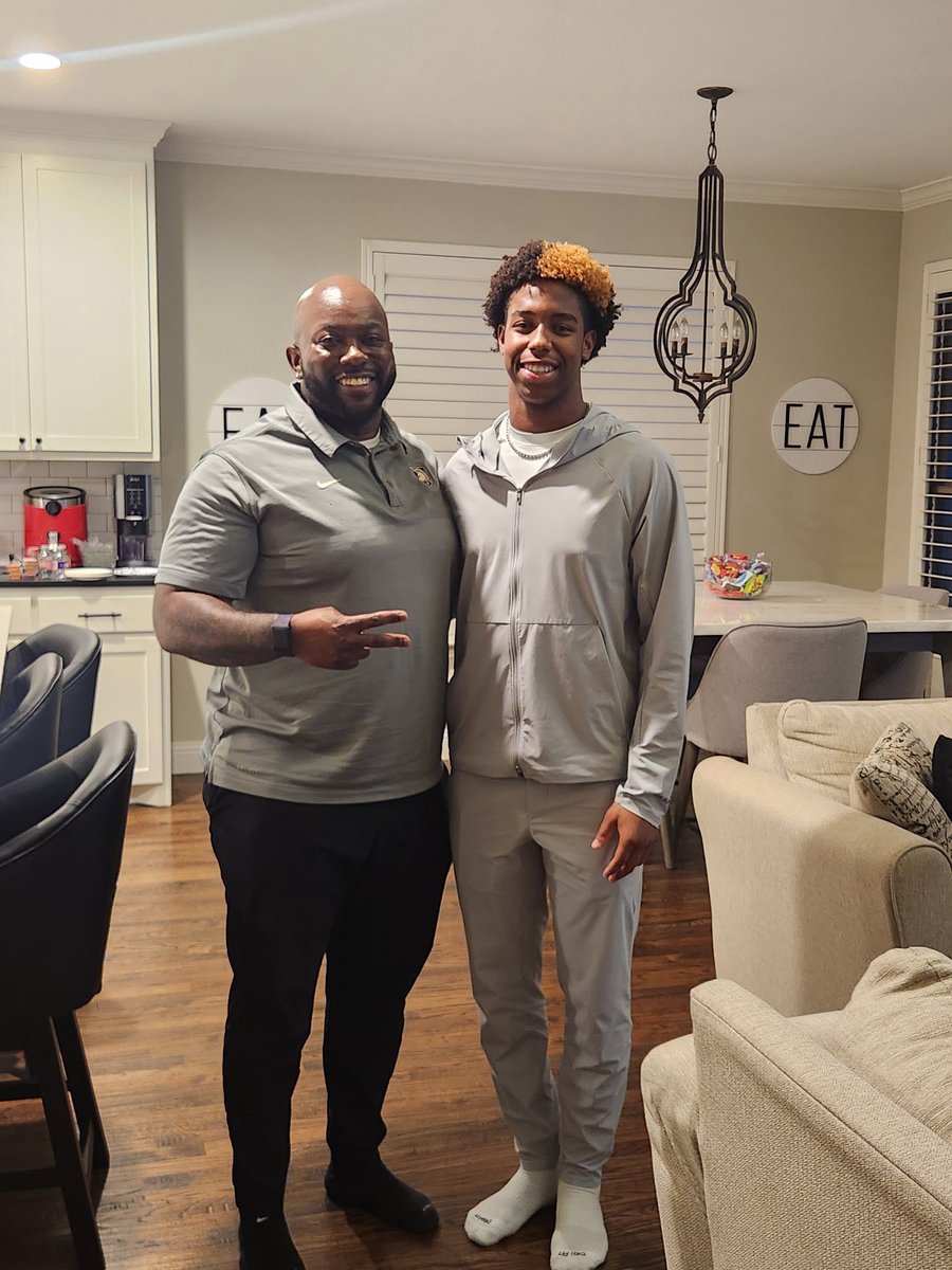 LamelSwanson's tweet image. Thank you @CoachJuice17 for the home visit! I had a great experience learning all about Army!
🏴‍☠️@ArmyWP_Football
