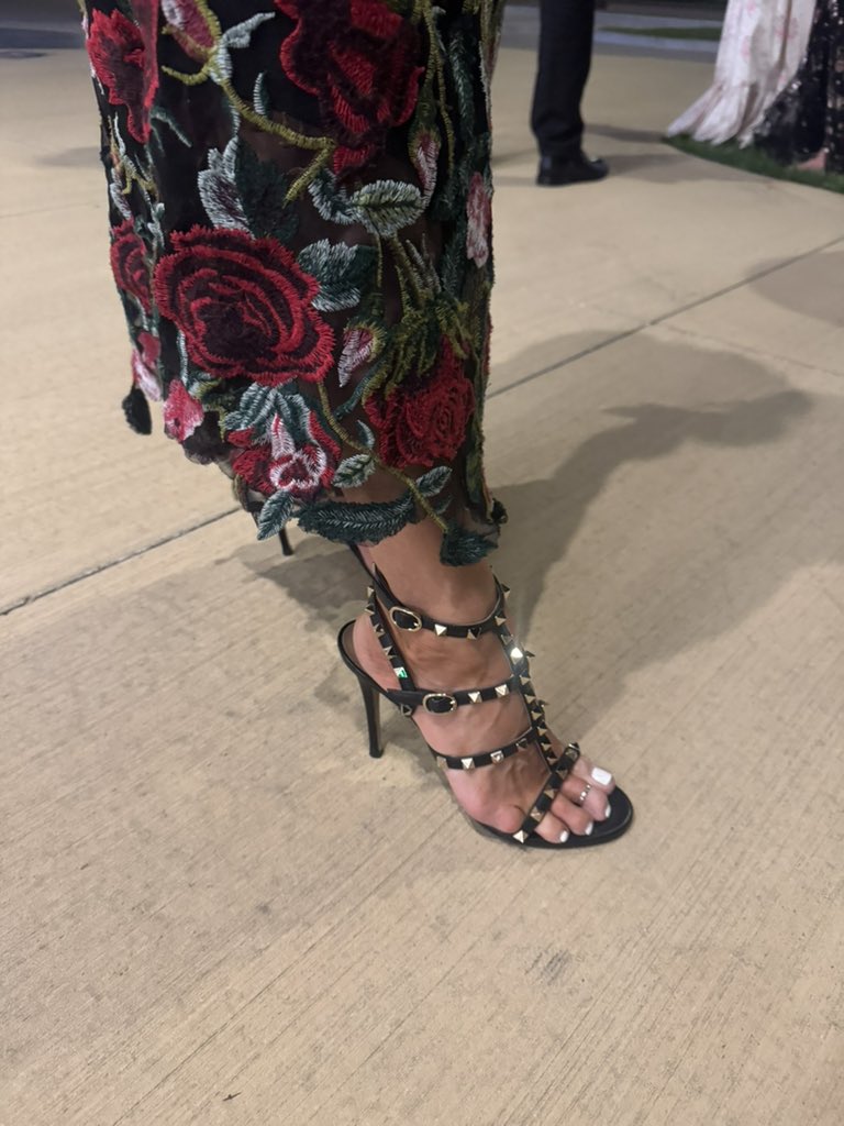 yraz's tweet photo. What’s not to love when you’re wearing @MaisonValentino ?  Love getting dressed up for a lovely cause.  #YsShoes #HighHeels #BrokerInHeels #MyLifeInHeels https://t.co/ltKKXgP0YR
