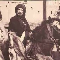 تزوج الحجاج بن يوسف الثقفي من امرأة اسمها
هند رغما عنها وعن ابيها.

وذات مرة وبعد مرور سنة على زواجهما جلست
هند أمام المرآة تترنم بهذين البيتين:

وماهند إلا مهرة عربية … 
سليلة أفراس تحللها بغل

فإن ولدت مهر فلله درها…. 
و إن ولدت بغل فقد جاء به البغل …

فسمعها الحجاج فغضب ،