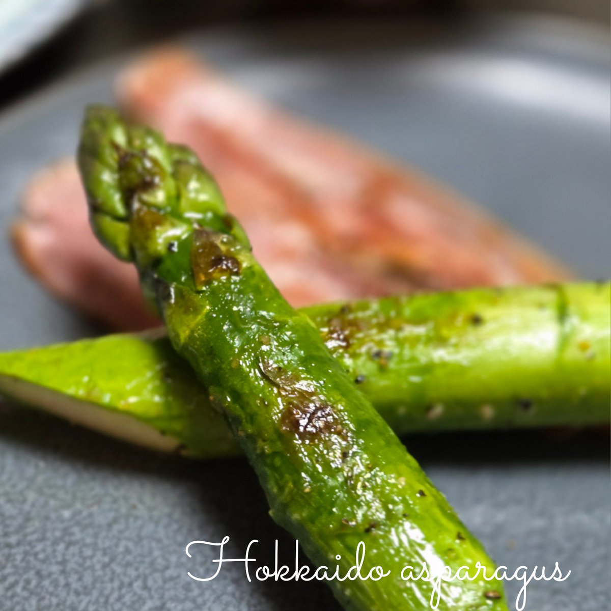 2025 北海道 asparagus 来た～
この時期の醍醐味を今年も堪能アスパラ大好き💕 
今年は到着が遅かった。自然の物なので仕方です。
今夜は定番のアスパラベーコン、ボイル、胡桃和え、お味噌汁✨ 太いのに甘くて瑞々しくて柔らかいのが魅力😋🍴💕
#北海道アスパラ
#富良野
#アスパラベーコン