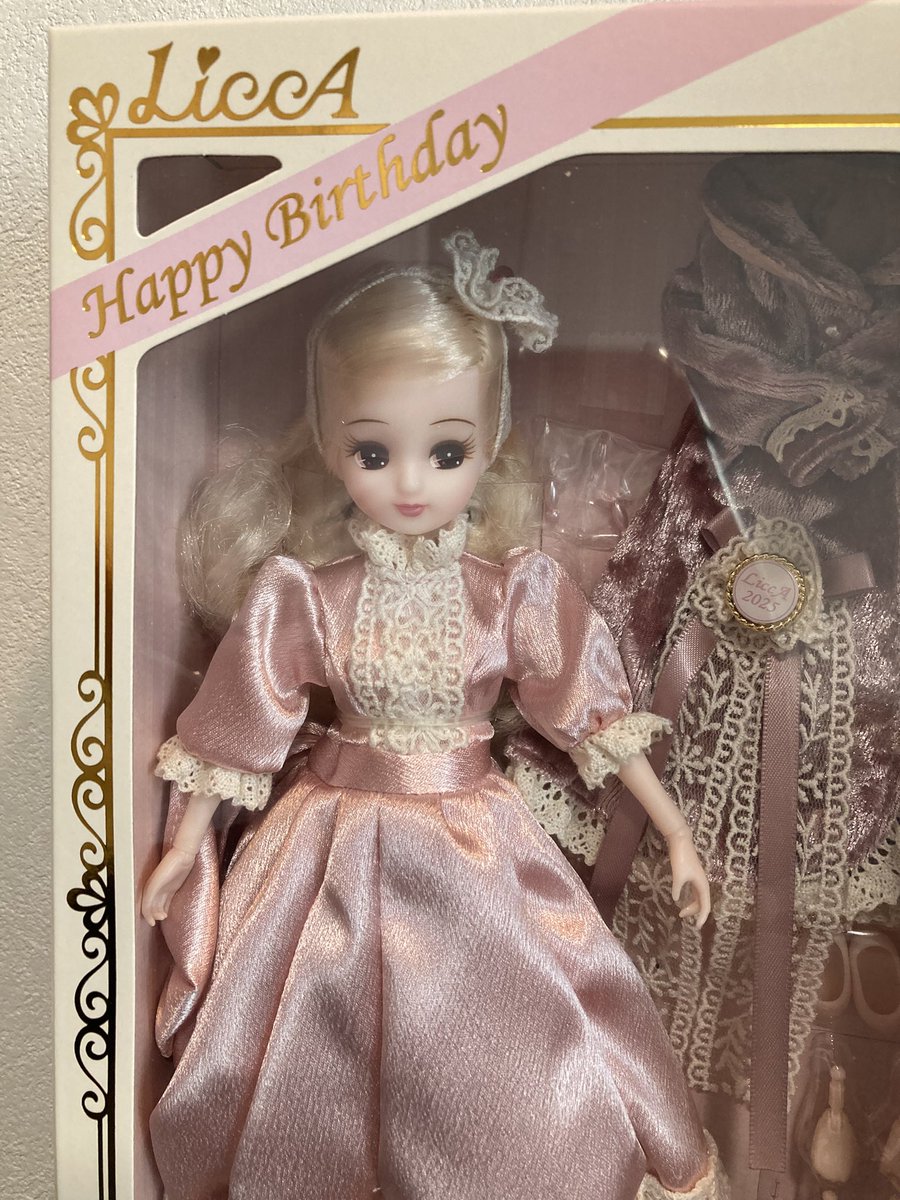 rokuichidoll's tweet photo. リカちゃん🎂お誕生日おめでとうございます🎂

先ほど届いたばかりのバースディさん。
美人過ぎる😍

ものすごく久しぶりのポストなのですが、それがこのような麗しいリカちゃんなので嬉しい🥰

箱だしするかどうか悩む〜☺️

#リカちゃん https://t.co/NTAuU7lwf5