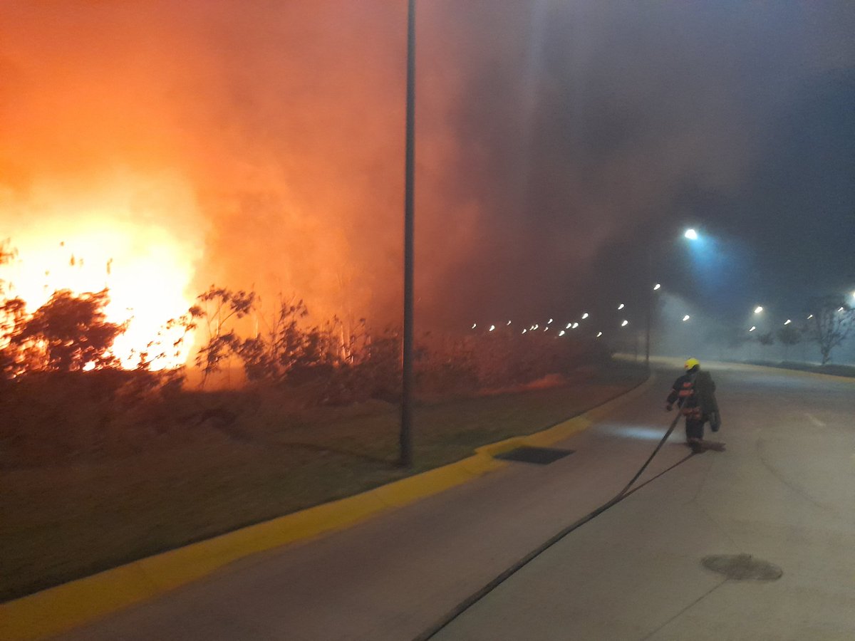 UMPCyBZ's tweet image. #AlMomemto

Oficiales🧑‍🚒 de nuestra #Base2 atienden un reporte de incendio🔥en pastial sobre carr. a Tesistán a la altura de la col. Parques de Tesistán.

El siniestro🔥 genera bastante humo lo que disminuye la visibilidad de los automovilistas🚗🛻 en la zona.

¡Precaución!🚨