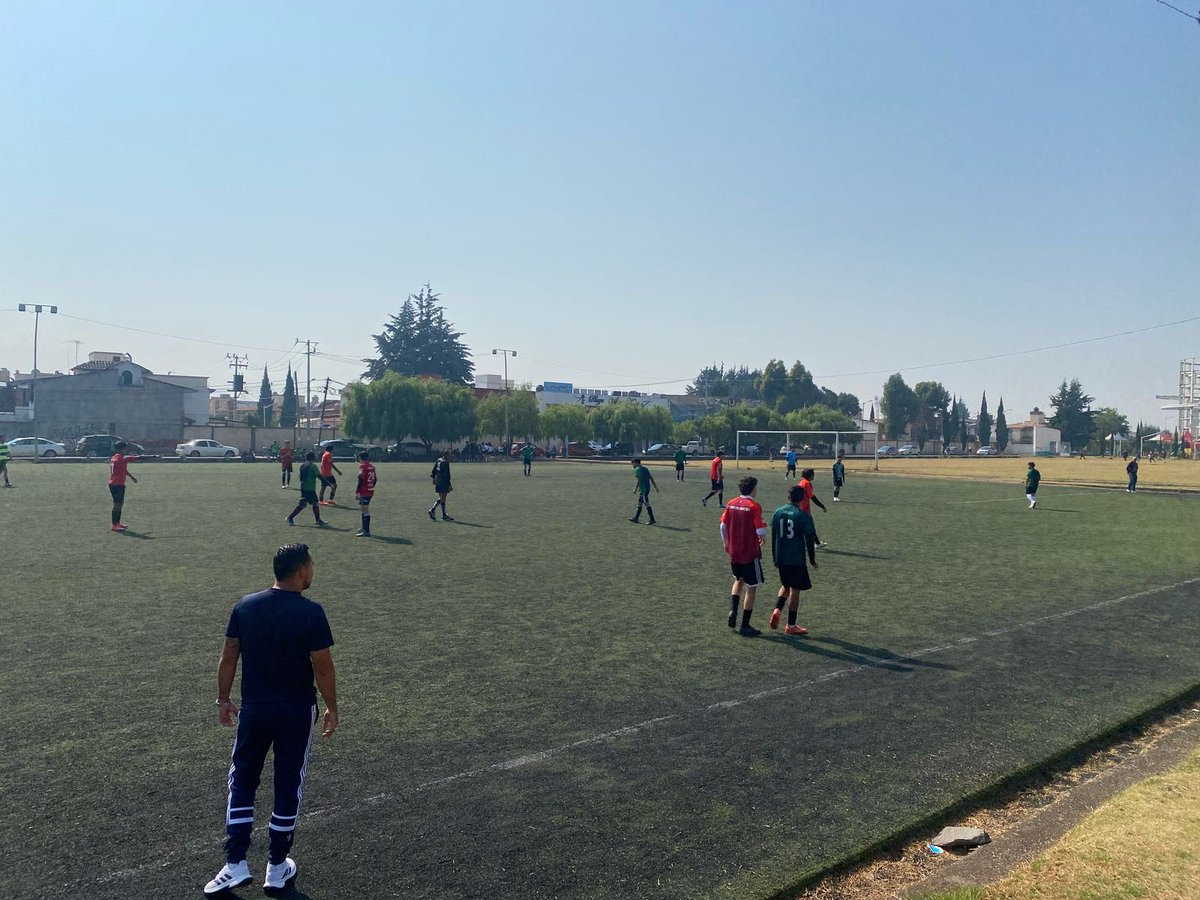 somoscecytem's tweet photo. ¡Talento y pasión en la cancha! ⚽🏀
Hoy se vivió el Encuentro Regional Deportivo Toluca-Centro con la participación de:
• Fútbol Varonil | Metepec
• Básquet Varonil y Femenil | Metepec II
¡Orgullo estudiantil! https://t.co/8yniauorez