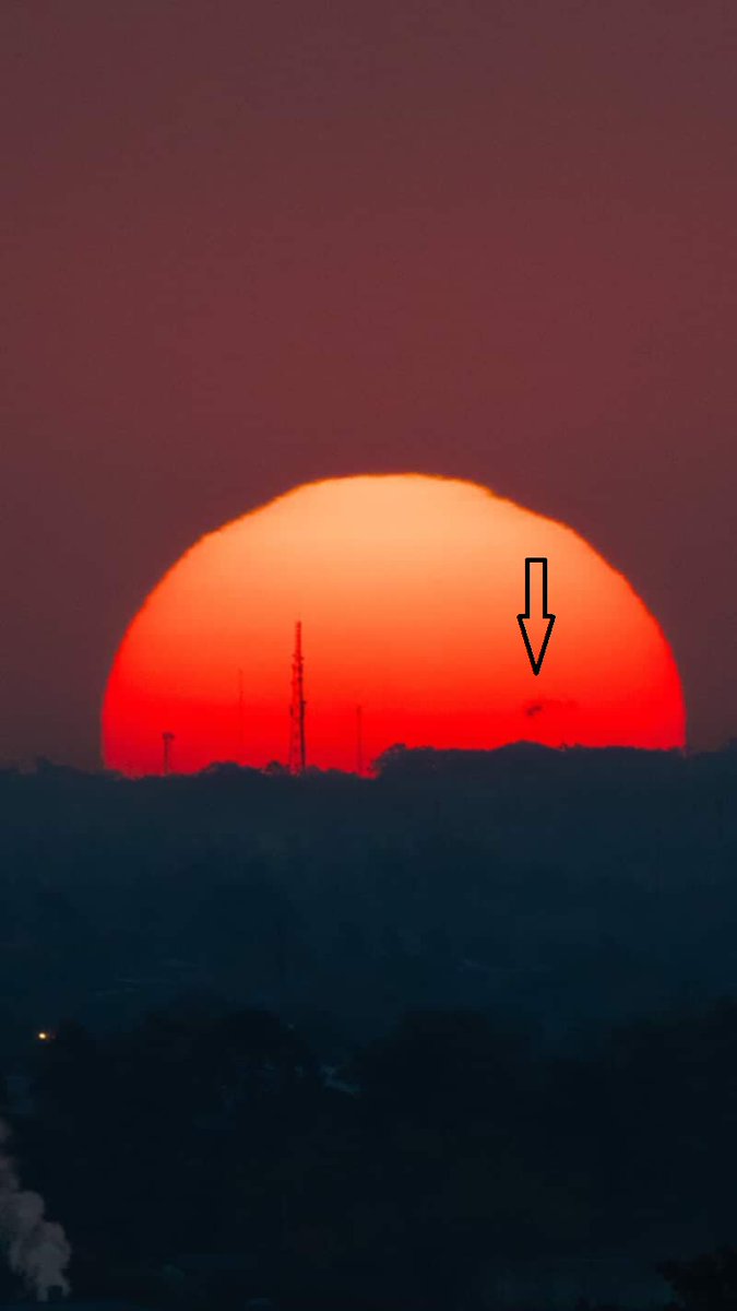 Tiempo_AMBA's tweet photo. #ManchaSolar
La mancha solar 4079 se extiende más de 140.000 km de extremo a extremo y tiene dos núcleos oscuros, así se veía hoy.
De momento solo tiene un 35% de probabilidad de llamaradas de clase M y un 5% de clase X (las mas intensas). https://t.co/dqZ4WHsCIy