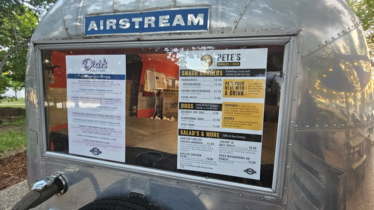 Larry_SkyTab's tweet image. Opening soon in the town of Carlton Landing, OK on Lake Eufaula, we have the Lee Family with three different trailers, each with different menus. Efficient ordering between the trailers made possible by @SkyTabPOS powered by @Shift4.