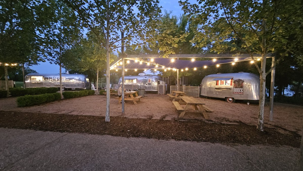 Larry_SkyTab's tweet image. Opening soon in the town of Carlton Landing, OK on Lake Eufaula, we have the Lee Family with three different trailers, each with different menus. Efficient ordering between the trailers made possible by @SkyTabPOS powered by @Shift4.