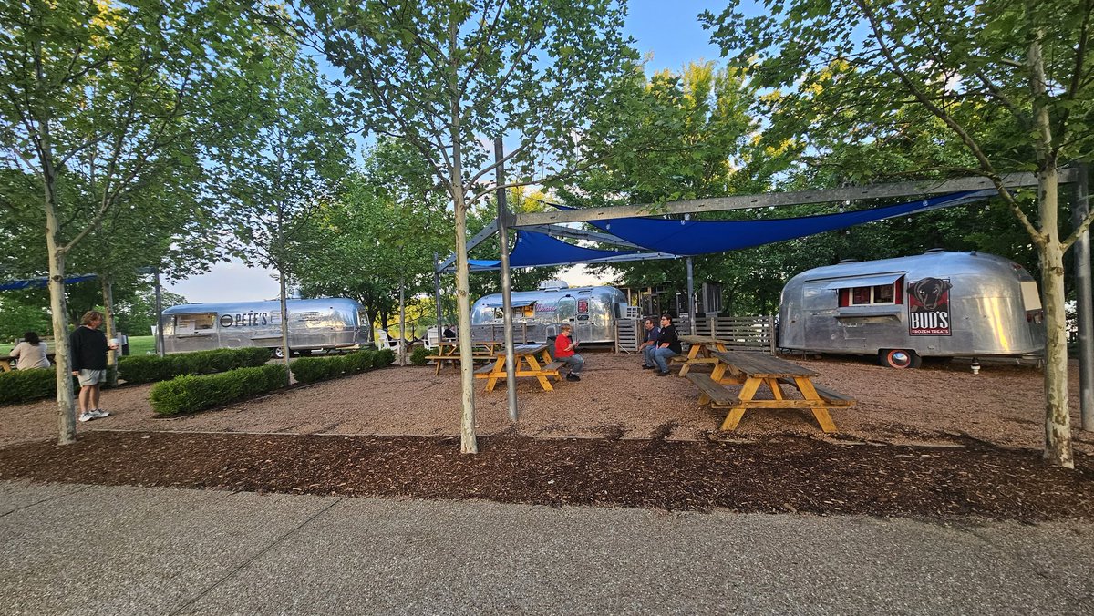 Larry_SkyTab's tweet image. Opening soon in the town of Carlton Landing, OK on Lake Eufaula, we have the Lee Family with three different trailers, each with different menus. Efficient ordering between the trailers made possible by @SkyTabPOS powered by @Shift4.