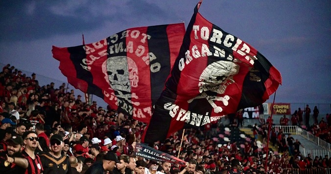 Os Fanáticos e demais torcedores do Athletico Paranaense de visitantes em Joinville contra o Brusque, ontem, pela Copa do Brasil.