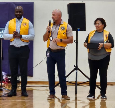 JohnStem_EISD's tweet photo. 🎟️ The Talent Show wrapped up with a raffle and thanks from Dr. Phillips to the Everman community! 👏🏽❤️ Congrats to the winner in red! 🔴 Next, everyone headed to the café for spaghetti! 🍝😊 #TalentShowFinale #EvermanPride #RaffleWinner #CommunityDinner https://t.co/ic2zGqXD3h