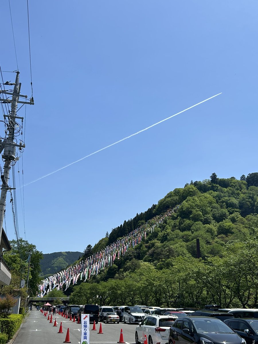 zero2005730's tweet photo. 神流川の鯉のぼりと飛行機雲 https://t.co/gVb0oQGWm4