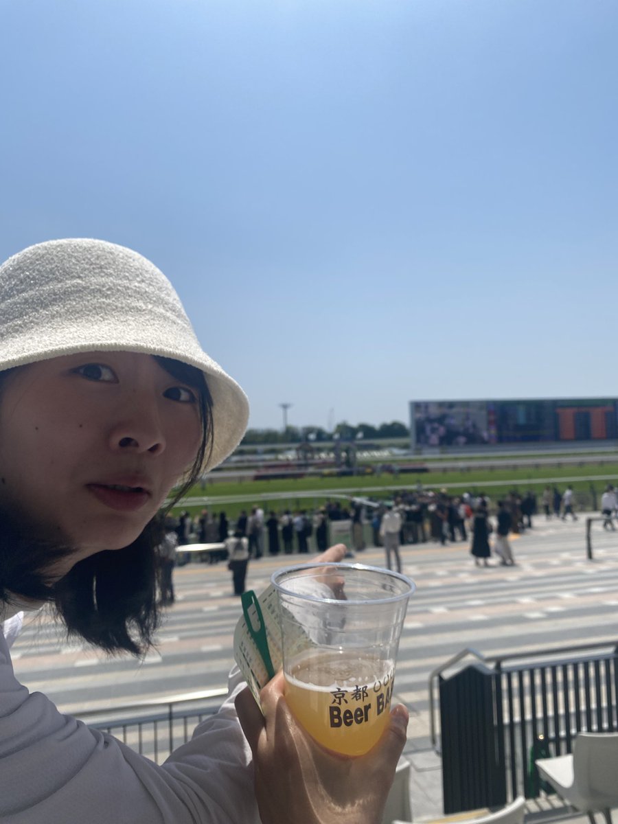朝から酒飲めるよって集められた同期たち！ひさしぶり！全部の写真に間違ったフリして写り込んでくる人いてだるい🥱
