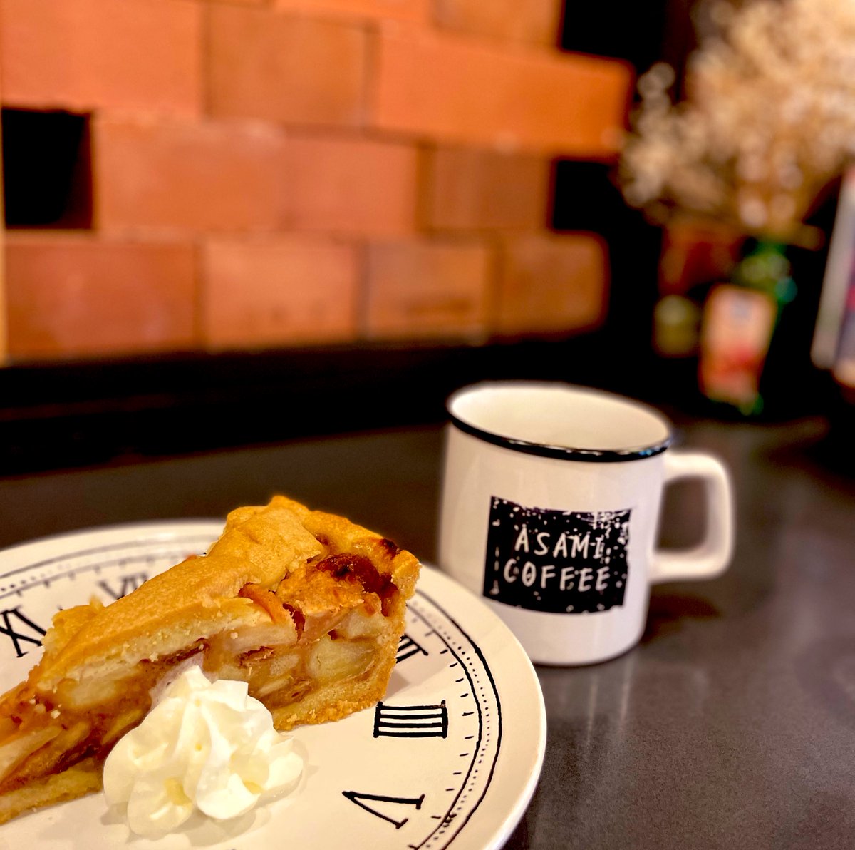 あさみ珈琲さん(<a href="/yellow__bourbon/">イエロー⭐️ブルボン</a> )にきました🤗

本日のコーヒー、深くて甘味がありとっても飲みやすいです☕️

ワッフルもアップルパイもおいしい✨
ありがとうございます☀️