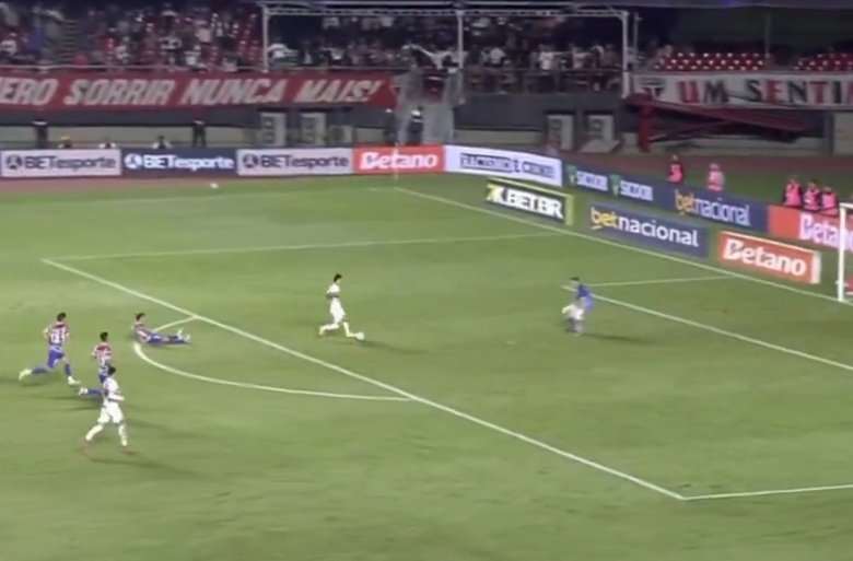 Spfcsinceridade's tweet image. - FERREIRA CARA A CARA COM O GOLEIRO

- FERREIRA TROCOU O GOL PELO PÊNALTI

- PERDEU A PORRA DO PÊNALTI 

Quando eu falo que ele não tem cérebro não é brincadeira.