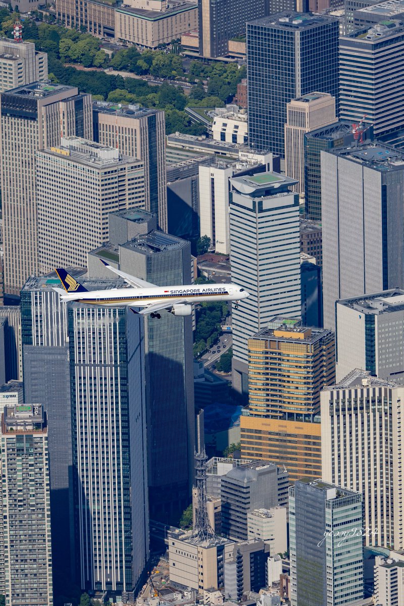 港区赤坂の上空を飛行するシンガポール航空A350