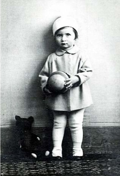 3 May 1930 | A Dutch Jewish girl, Meriam Kok, was born in Amsterdam. 

She arrived at #Auschwitz on 6 December 1942 in a transport of 811 Jews deported from Westerbork. She was among 795 people murdered in gas chambers after the selection.