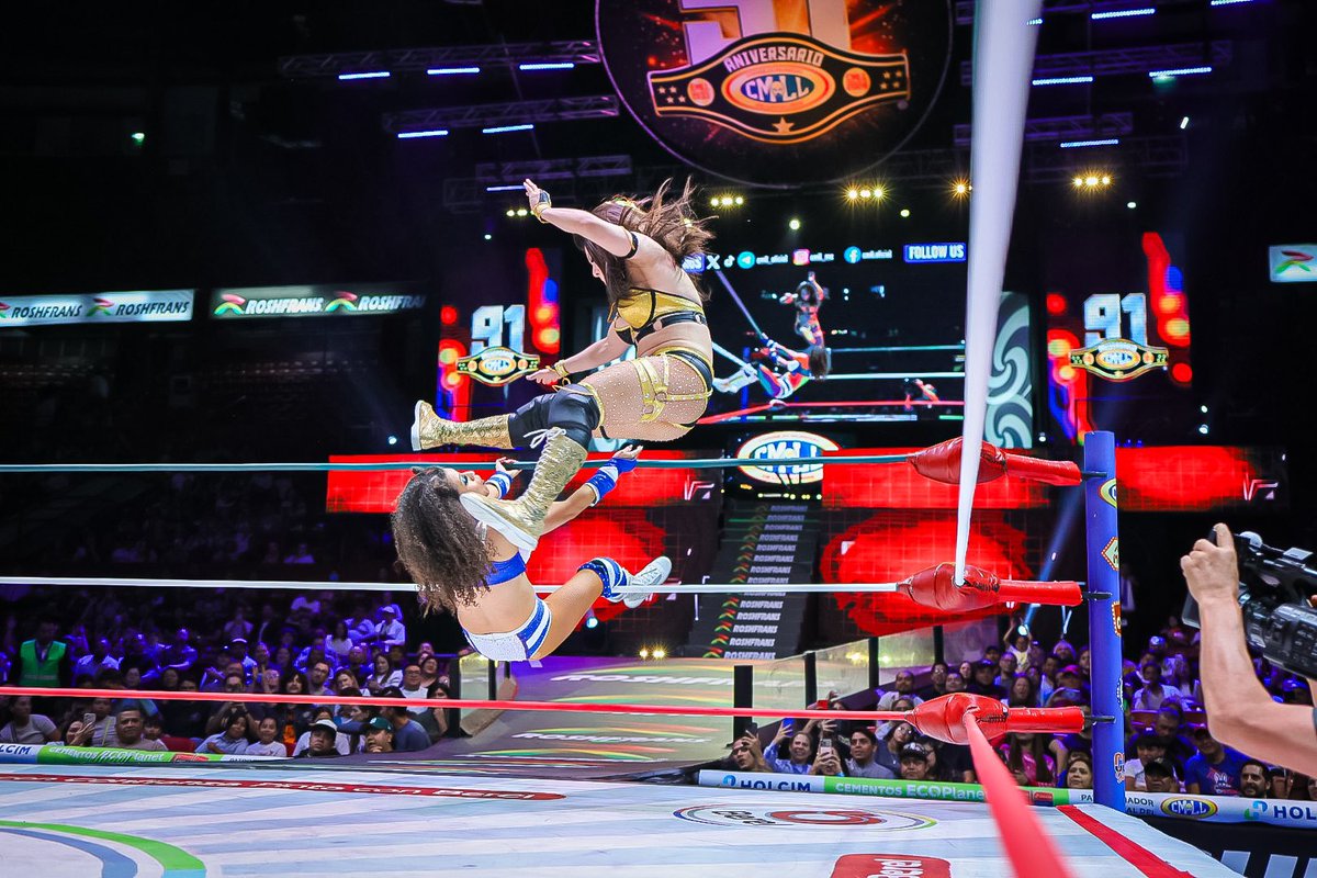 CMLL_OFICIAL's tweet image. Tras una trepidante batalla femenil, Reyna Isis da cuenta de Alejandra Quintanilla con una poderosa guillotina seguida de una plancha.  

#ViernesEspectacularCMLL 
#CMLLvsMLW 
📺 EN VIVO para miembros “Campeón Mundial” y “Leyenda”: youtube.com/live/msRGczbsJ…