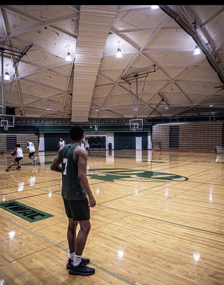lastkingbennett's tweet photo. 2:30 practice in the junior dome https://t.co/0GQ8dQl5pT