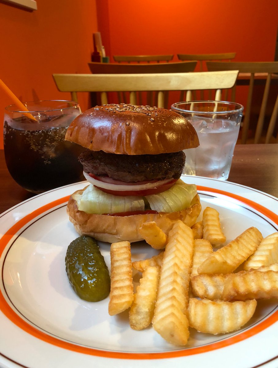 六本松「ハンバーガー富吉」
10周年のアフターグロウとのコラボバーガー！🍔✨️

スパイスたっぷりのソースと肉汁で溺れて世界一幸せな溺死を迎えかけた😋
「カレーにかじりつく」という新しいカレー体験ができて幸せ✨️