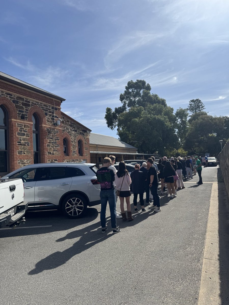 Very long queue at North Adelaide primary School Paul Booth. This is just the back half. A democracy sausage weights around the corner.
#Australia votes