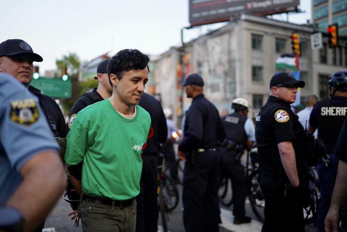 WillforPA's tweet image. Yesterday’s @phillyaflcio Workers Over Billionaires rally was an incredible moment of solidarity in support of working people.
Thousands were in attendance and 70 of us were arrested for participating in a sit-in. We will continue to show up ✊🏼❤️🔥
📸 @pastpostal65 , @an_piobar