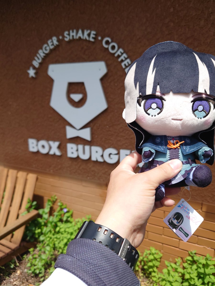 tatsuki_HOLO's tweet photo. らでぬいさん昼食にしましょう
「ハンバーガーオッキクナイデスカ!?」
#桐生会の昼食
#でん同士美食部
#BOXBURGER https://t.co/Nd3Dkt61Il