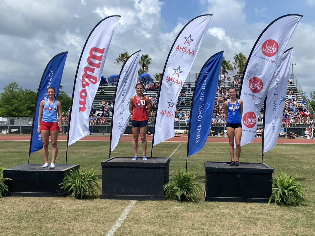 2025 State Update:

Sarah Tole takes 2nd in the 7A 1600, running a blistering 4:57 😱!

Graphic: Graham Matz

#ClawsUp🐾
#AllState🥈