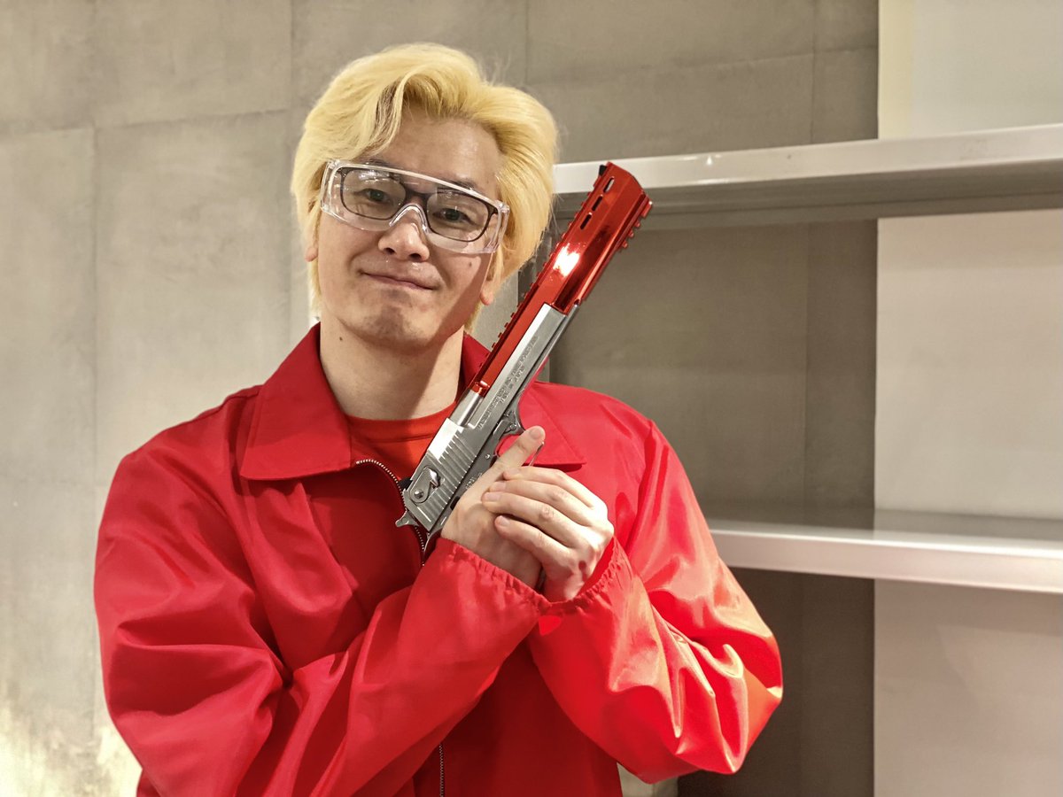 以前TARGET-1新宿店にあの #カズレーサー 様がご来店！パーソナルカラーのレッドがド派手なデザートイーグルをお持ち込みで豪快にぶっ放されてました！
ご来店有難うございました。
皆様もご自慢のガンで是非遊んでください。手ぶらの方向けレンタルコースもあり↓
shinjuku.target-1.com/shooting_trani…
#連休