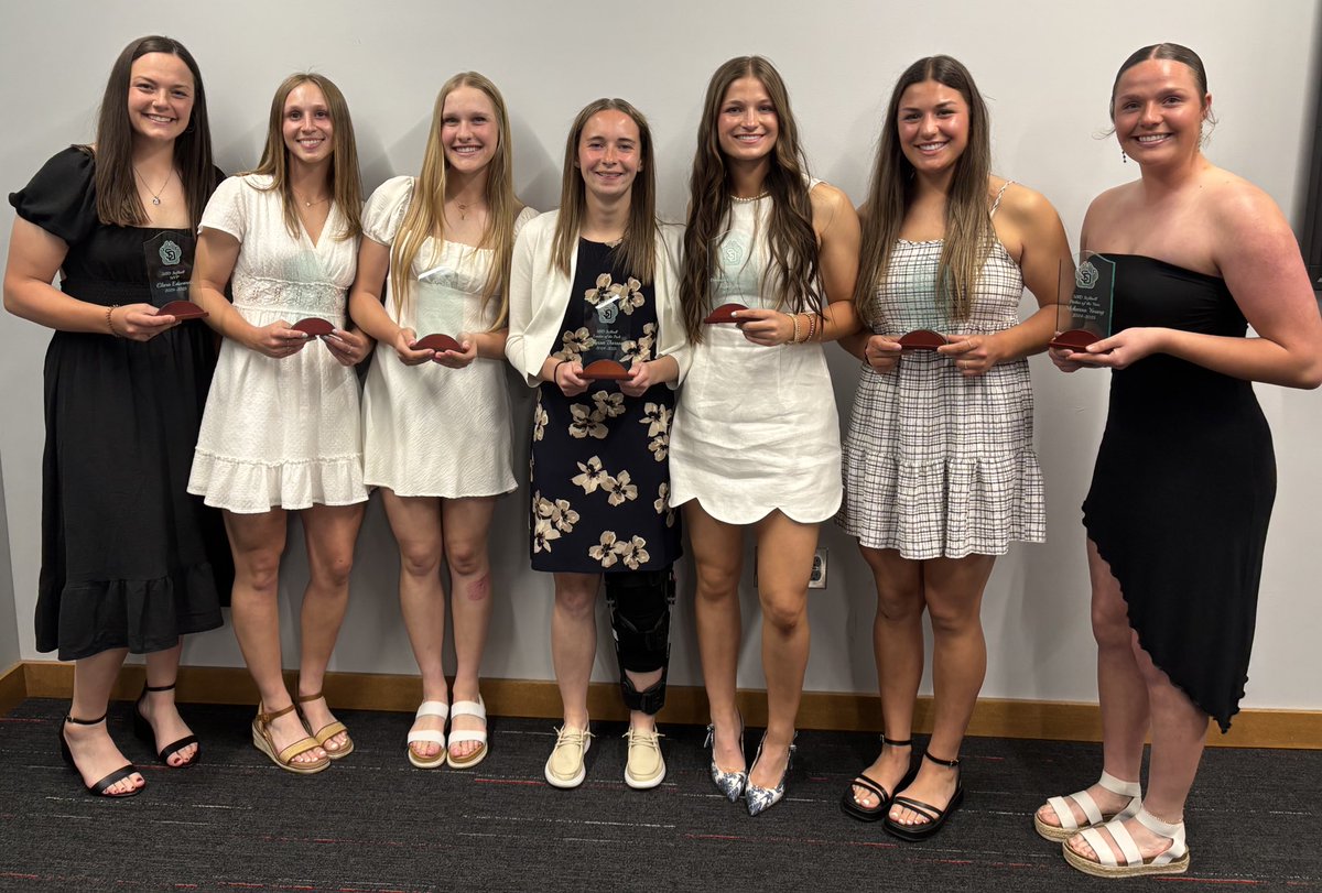 ✨𝓒𝓮𝓵𝓮𝓫𝓻𝓪𝓽𝓮𝓭 our 2025 team, seniors and award winners tonight 𝓲𝓷 𝓼𝓽𝔂𝓵𝓮 ✨

#GoYotes x #WeAreSouthDakota