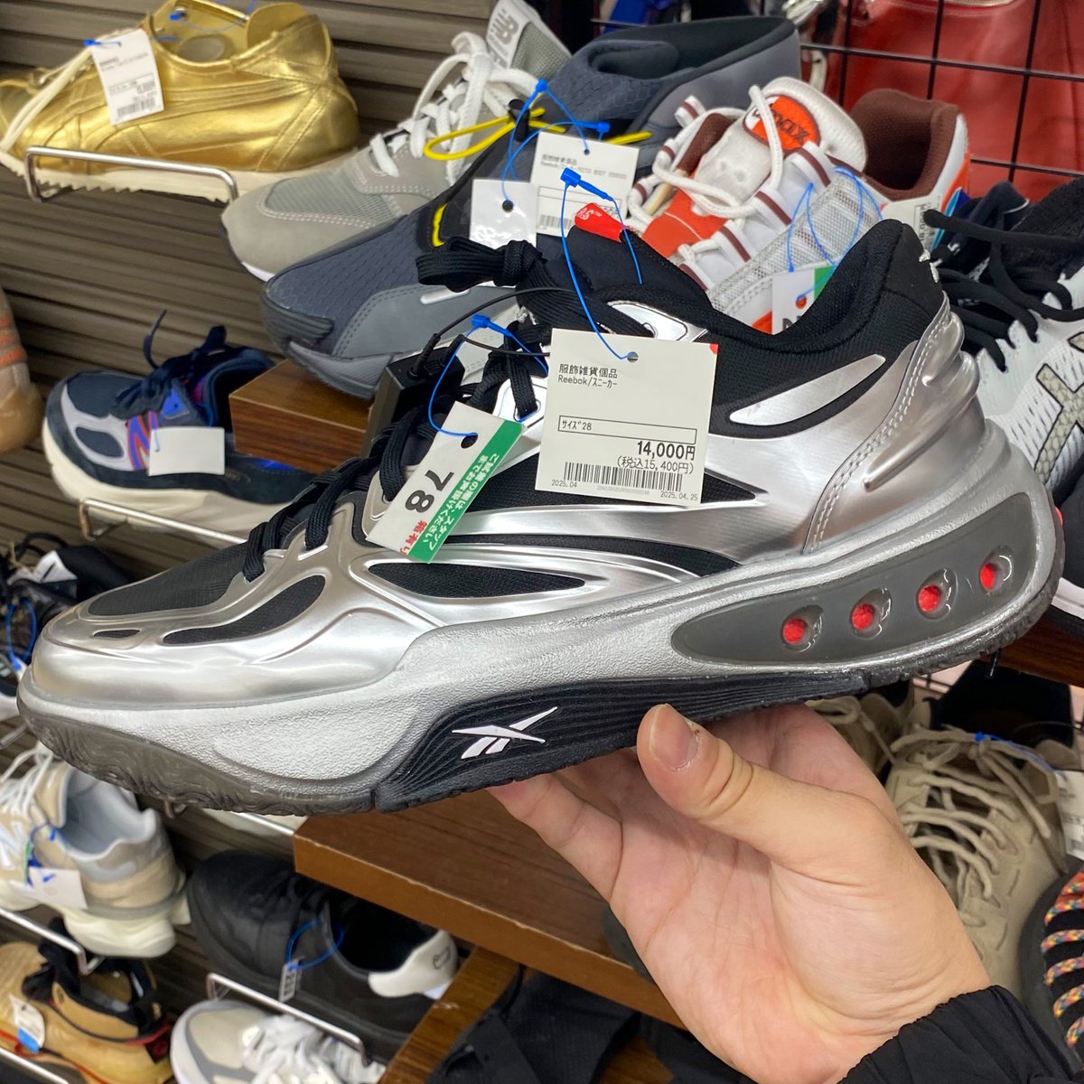 rrryyy1103's tweet photo. 地元に28cmのバッシュ好きがいたんだなとわかるBOOK OFFの靴コーナー👟
サイズがあってたら買ってた🤣
#MADGAME #engine #answer4 https://t.co/87RMki96G8
