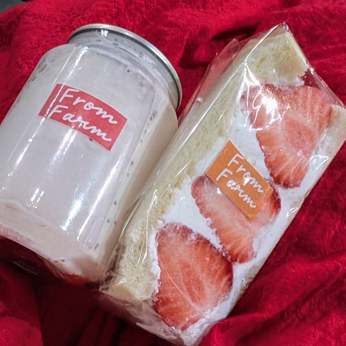 pi218_11's tweet photo. フルーツサンドはかくあるべきだよね🥹💕︎︎🍓🍓🍓こんなにおっきないちごたっぷりなのに600円よ。(いつかのグルメスタンドを思い出しながら…←
しあわせー💕︎︎
#千葉ジェッツ
#fromfarm https://t.co/4rHFymTqsr