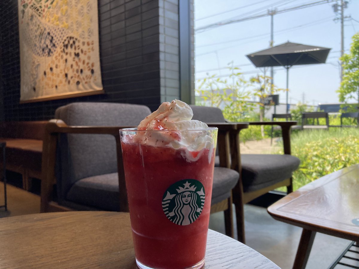 ugachanblog's tweet image. 4連休初日いかがお過ごしでしょうか
晴天似恵まれ暑くなりそうですね
水分補給しながら素敵な休暇を
お過ごしください🍀✨
私は祖父母のお墓参りに両親を
迎えつつ行ってきます
郊外のスタバでひとやすみ
The苺フランペチーノ スペシャルを😃
店内外も落ち着く空間でした
郊外ならではですね✨