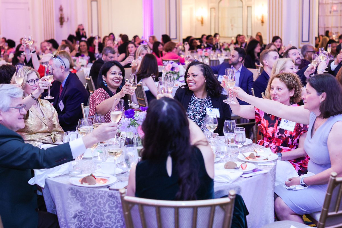 docwithapurpose's tweet image. Inspired after the @SWHR 35th Gala!
Dr. Anita Ravi delivered a powerful keynote on “cross guards” those who help us navigate tough crossings. Her PurpLE Health Foundation is life changing! Honored to celebrate @SenCapito @RepUnderwood Kim Love & Dr Teresa Woodruff #WomensHealth