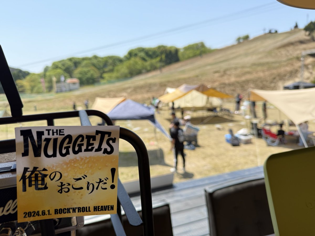 みなさん、タープ張って準備中ー！子供達も多いね〜！シャボン玉、フリスビー、縄跳び、みんな元気に走り回ってる。