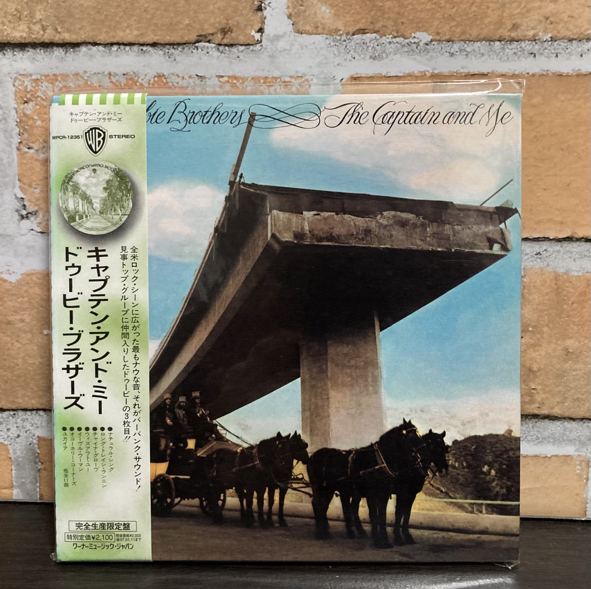 野生の馬が大地を荒々しく駆け抜けて行く。カリフォルニアの青空の様なコーラスが吹き抜ける。問答無用のカッティングで物語は始まる。ブルースハープが心を掻き立てる。そして､今宵も停車する事を忘れた様に列車が走り続ける。トム・ジョンストン渾身の一曲「ロング・トレイン・ランニング」😎