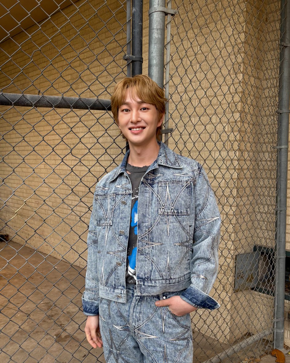 ONEW_GRIFFIN's tweet photo. 달라스 찡구들의 사랑으로 오늘 텐션이 조금 달라스😘

#온유 #ONEW
#ONEWTHELIVE 
#ONEW_THE_LIVE_CONNECTION #CONNECTION
#온유더라이브 #온유콘서트
#ONEWTHELIVE_USA #ONTHELA_USA https://t.co/8XCPGp7rPN