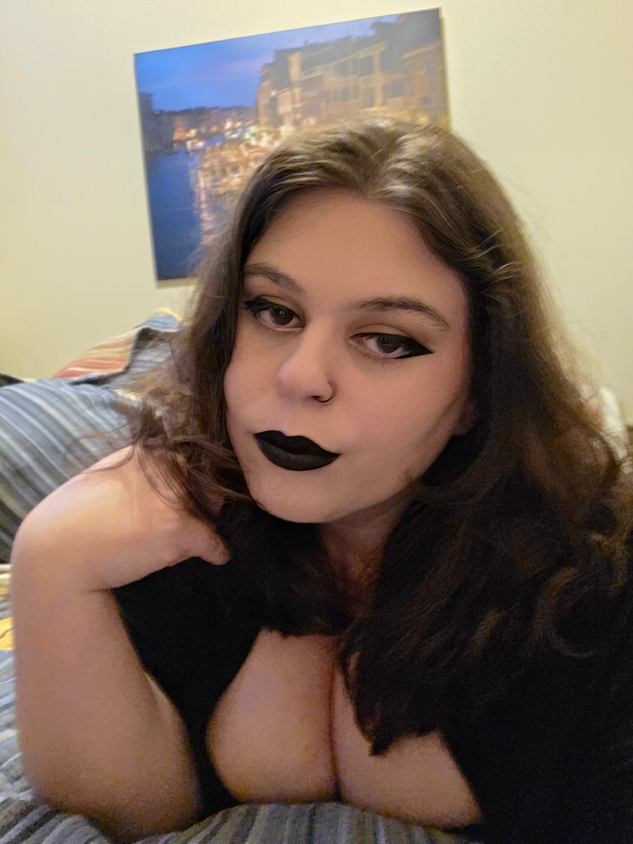 castifur's tweet photo. Would you call me Mommy? Yes or no....be honest https://t.co/o6eMhduNBv