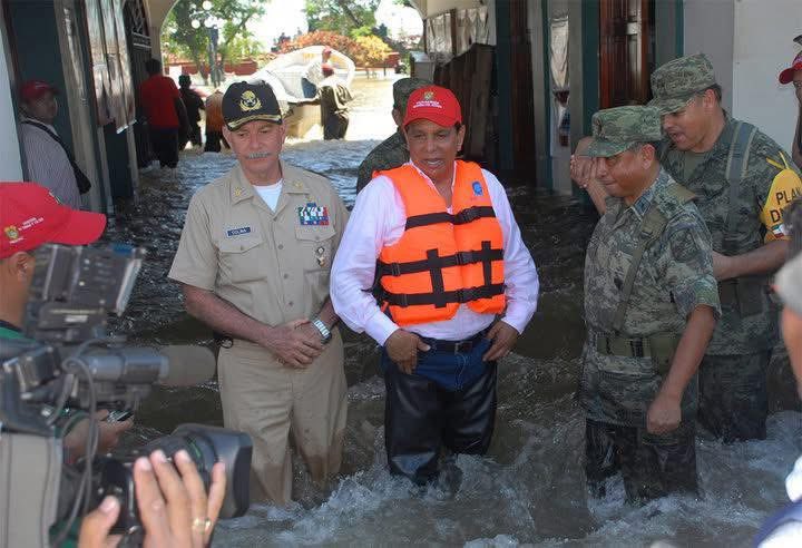 Lamento la partida de <a href="/FidelHerrera/">Fidel Herrera Beltrán</a> un hombre brillante, con una inteligencia privilegiada que sorprendía cada vez que hablaba. 
A mi nadie me cuenta la ayuda que daba mano a mano yo la vi y la vivi, nadie así. 
Mis condolencias Rosita,  <a href="/JavierHerreraMx/">Javier Herrera Borunda</a> y Fidel.