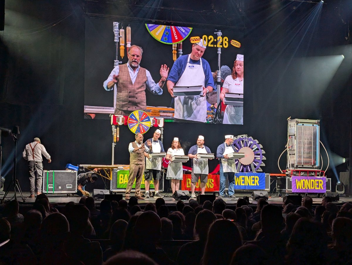 lindsjer's tweet photo. What an amazing night! #altonbrownlive #lastbite https://t.co/eLvTKC5FGH