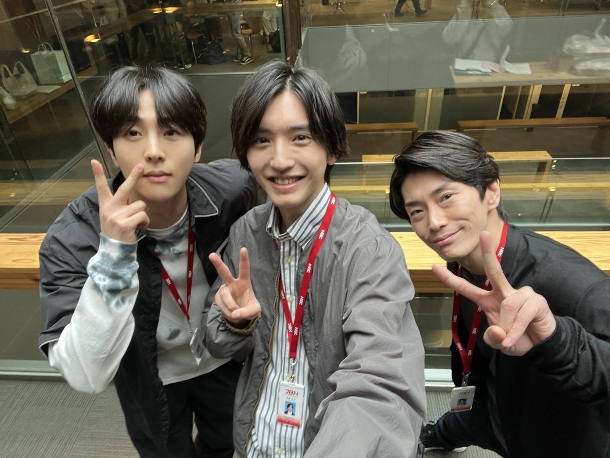 caster_tbs's tweet photo. ADコンビの本橋&amp;ジェソンと
梶原Dの仲良しショットをお届け🌈

ニュースゲートチーム
毎日撮影頑張ってます💪✨

#道枝駿佑 #キムムジュン #玉置玲央

🗞️第4話 明日よる9時
#日曜劇場「#キャスター」 https://t.co/UQ4yqIeTIZ
