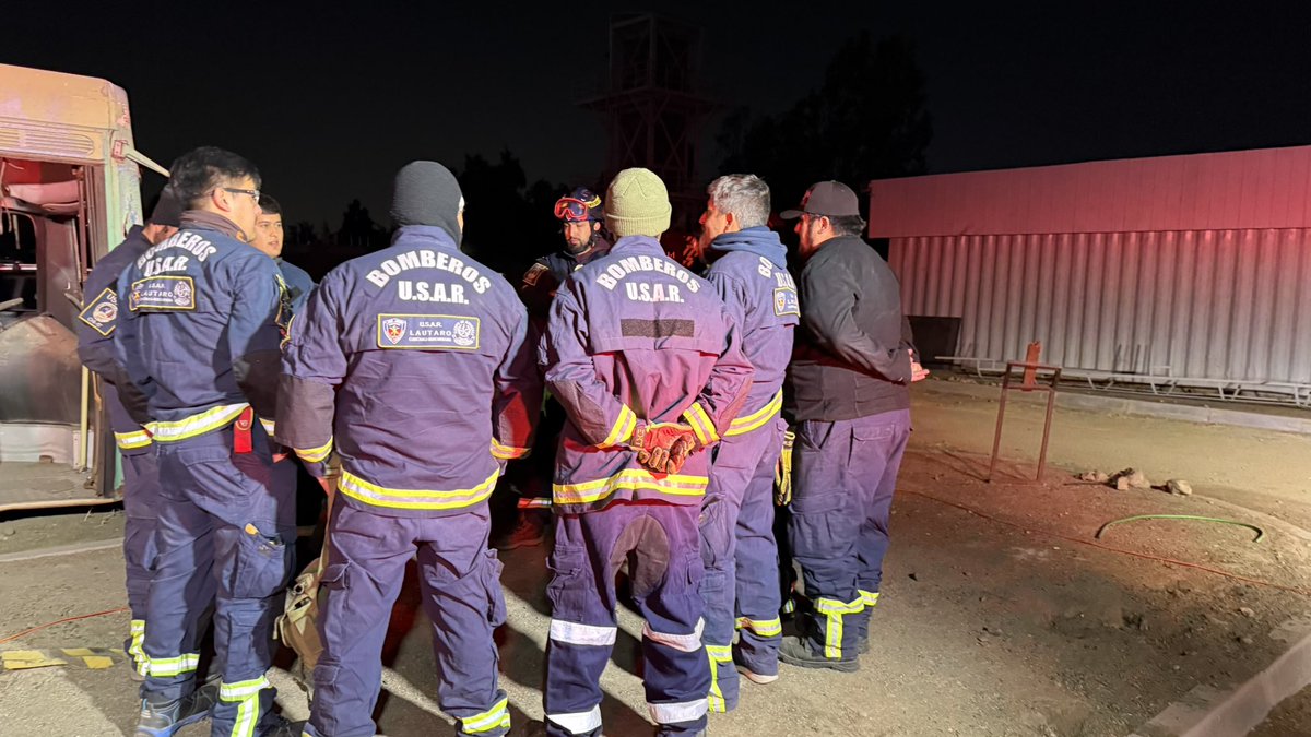 FT_Lautaro's tweet photo. USAR LAUTARO, en ejercicio nocturno, campus Cuerpo de Bomberos de Santiago https://t.co/5JYzlfxLdS