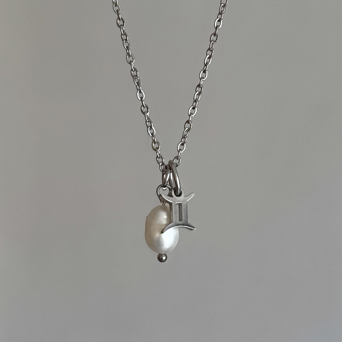 morpormorpaeng's tweet image. แบรนด์ไทยของ danicajew คือโคตรอยากป้ายยา เป็นสร้อยจี้ราศีตัวเอง เลือกราศีคู่กับชาร์มได้ ใส่ออกมาละสวยมากกกกกกกก ดูแพงเกินราคา แต่ไม่ถึง 300 อะ