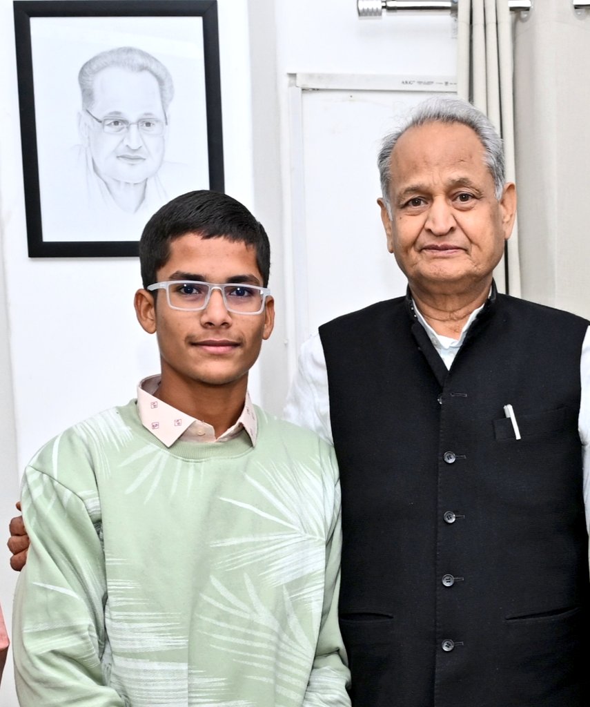 mohitgbansur's tweet photo. सियासत के जादूगर, राजनीति के अजातशत्रु, राजस्थान के गांधी, आधुनिक राजस्थान के शिल्पकार, राजस्थान के पूर्व मुख्यमंत्री जननायक आदरणीय श्री अशोक गहलोत(@ashokgehlot51) जी को जन्मदिन की हार्दिक बधाई एवं अनंत शुभकामनाएं...!💐💐💐 https://t.co/JP5uHPZ89J