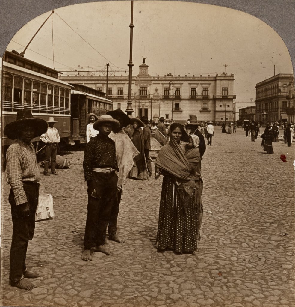 Cuauhtemoc_1521's tweet photo. Buena noche seguidores. Les comparto una imagen de 1906 frente a Palacio Nacional. Noten los tranvías de lado izquierdo, para este momento ya son eléctricos, dejando de lado a las mulitas. Eran los días del porfiriato. En aquellos años la capital tenía alrededor de 600,000 habitantes. #CDMX
Qué otros detalles llaman tu atención?