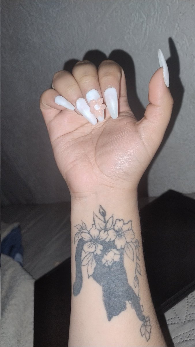 reginafoxxy's tweet photo. Me encantaría lucir mis nuevas uñitas jalando una rica polla 🥵❤️ https://t.co/JxuYpNACPm