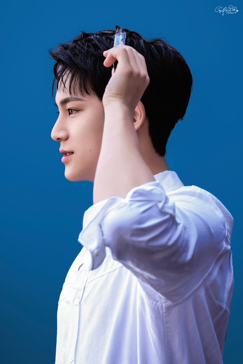 250502 스니커즈 SNICKERS

오늘의 스타일링 팁: 스니커즈 한 조각이면 완성~

#세븐틴 #SEVENTEEN 
#민규 #MINGYU #ミンギュ
<a href="/pledis_17/">세븐틴(SEVENTEEN)</a>