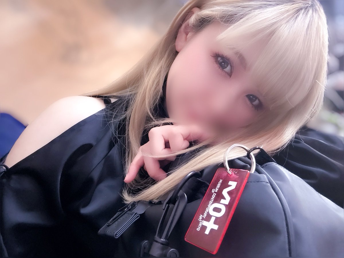 __laylababy's tweet photo. レイラお姉さんは推しのキャラクラーとかが居ないので、アダルトなおもちゃが詰め込まれているバッグに推し美術館のアクキーを付けてます🗝 https://t.co/4M6LAcBl3h