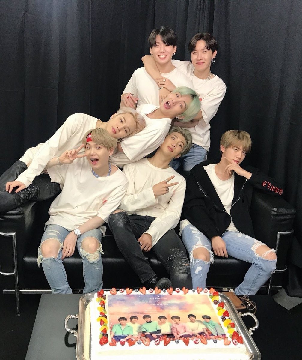 amimagicc's tweet photo. if ur still obsessed with bts in 2025 join my discord we can talk 💜💜🙏🏽

https://t.co/8JUA2fhU0W https://t.co/XqduuqAaFi
