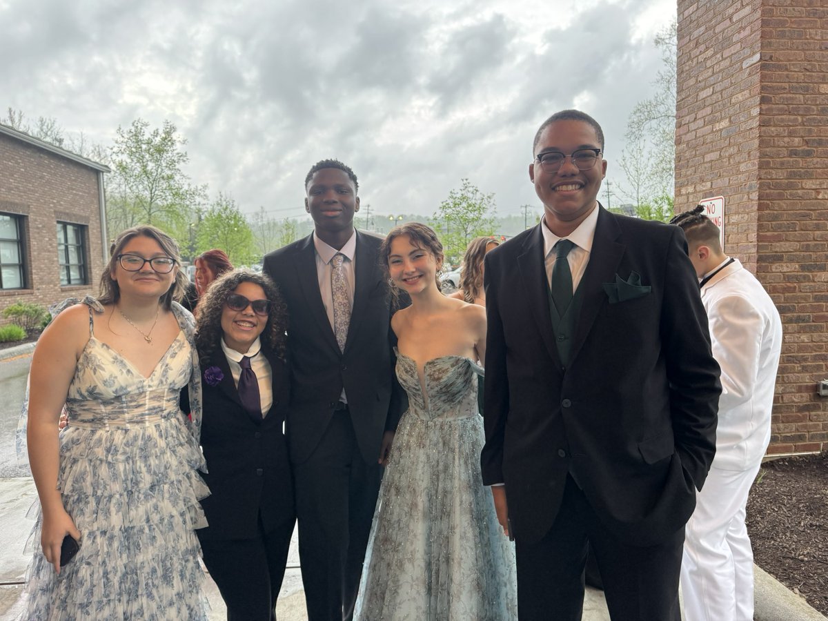 RCCSDsuper's tweet photo. It's Reading High School prom night. These students look fantastic! Go Reading! #bluedevilway https://t.co/vyWaCrTQx1